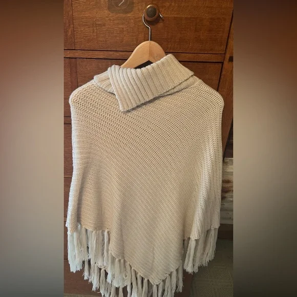 Cozy beige stitch pullover knit  poncho - Picture 2 of 4